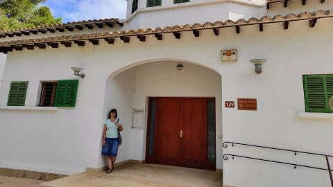 La ceramista y profesora de la Escola Municipal de Ceràmica de Marratxí, Margalida Juan Busquets, a las puertas de la escuela, ubicada en s&#39;Escorxador de Marratxí