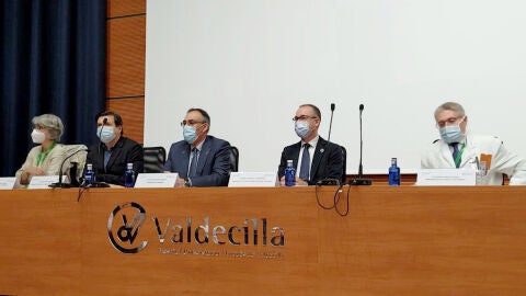 El consejero de Salud, Pablo Fern&aacute;ndez Mu&ntilde;iz, que ha inaugurado hoy la III Jornada de pacientes con c&aacute;ncer y familiares Cantabria y Asturias celebrad en el Hospital Universitario Marqu&eacute;s de Valdecilla.