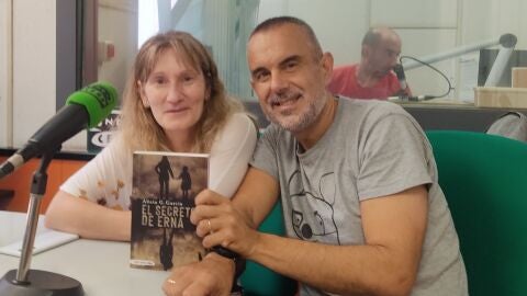 Alicia G. Garc&iacute;a y rafa Guti&eacute;rrez en los estudios de Onda Cero Gij&oacute;n 