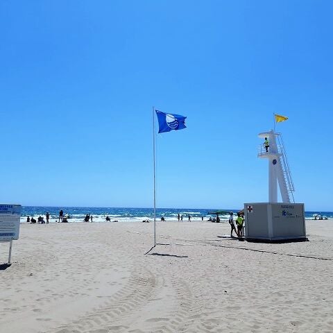 Bandera azul en la playa de El Altet de Elche.