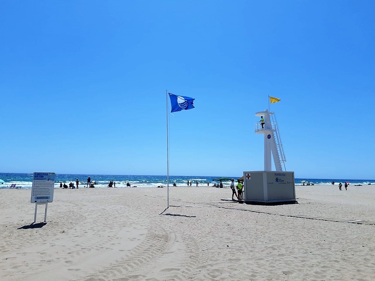 Elche lanza la temporada de verano en sus playas izando las banderas azules Elche lanza la temporada de verano en sus playas izando las banderas azules