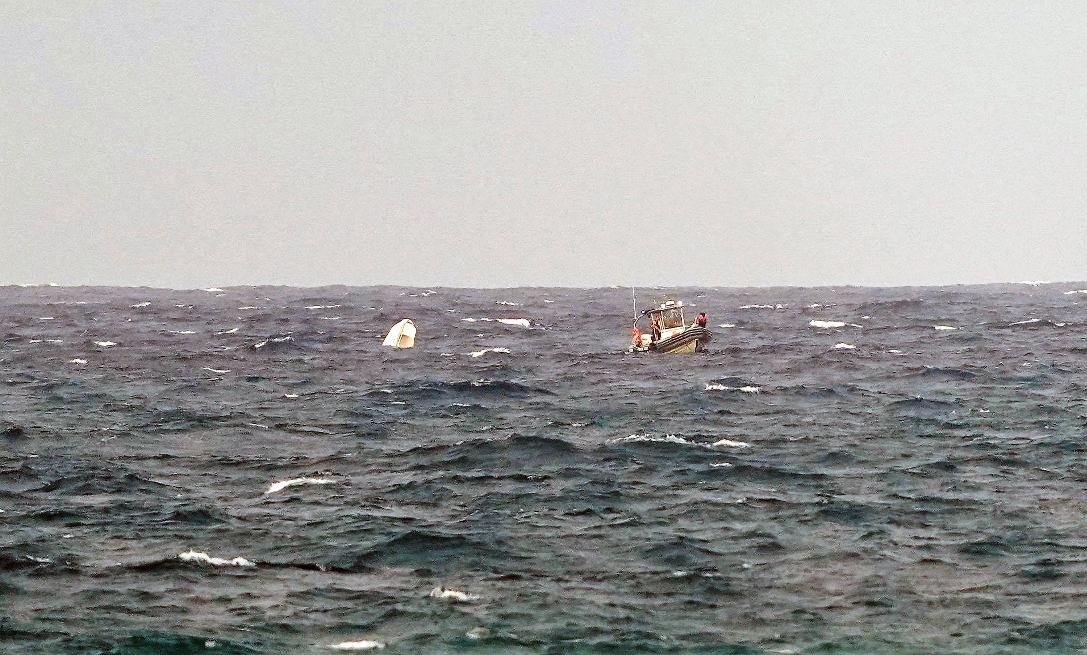 El vuelco de una embarcación frente a Arenales del Sol de Elche se salda con cuatro personas rescatadas y dos que han alcanzado a nado la costa ilicitana El vuelco de una embarcación frente a Arenales del Sol de Elche se salda con cuatro personas rescatadas y dos que han alcanzado a nado la costa ilicitana