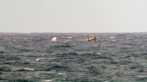 Embarcación volcada en alta mar frente a la costa de Arenales del Sol de Elche.