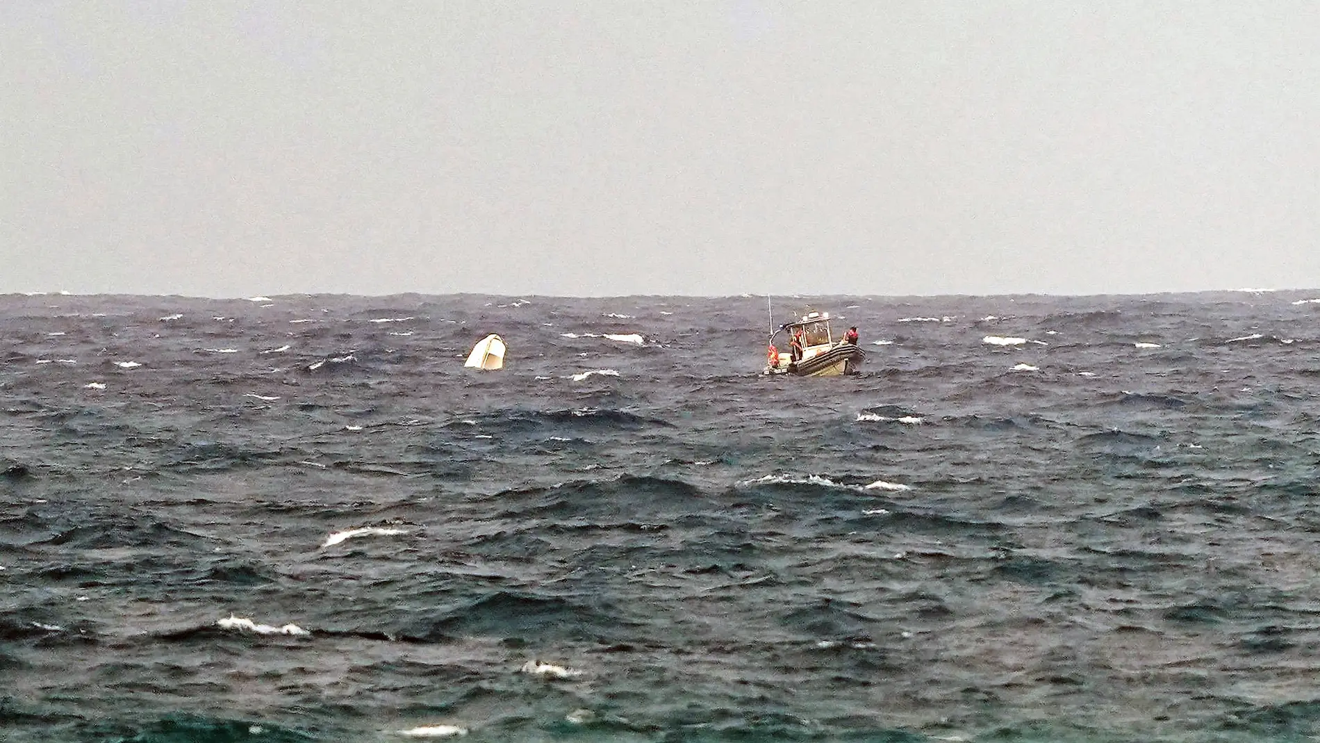 Embarcación volcada en alta mar frente a la costa de Arenales del Sol de Elche.