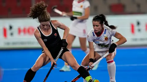 La jugadora de la selección española, Laia Vidosa y la de Canadá, Karli Johansen, durante el encuentro correspondiente al mundial de hockey hierba que han disputado hoy viernes en el Estadio Olímpico de Terrassa La jugadora de la selección española, Laia Vidosa y la de Canadá, Karli Johansen, durante el encuentro correspondiente al mundial de hockey hierba que han disputado hoy viernes en el Estadio Olímpico de Terrassa