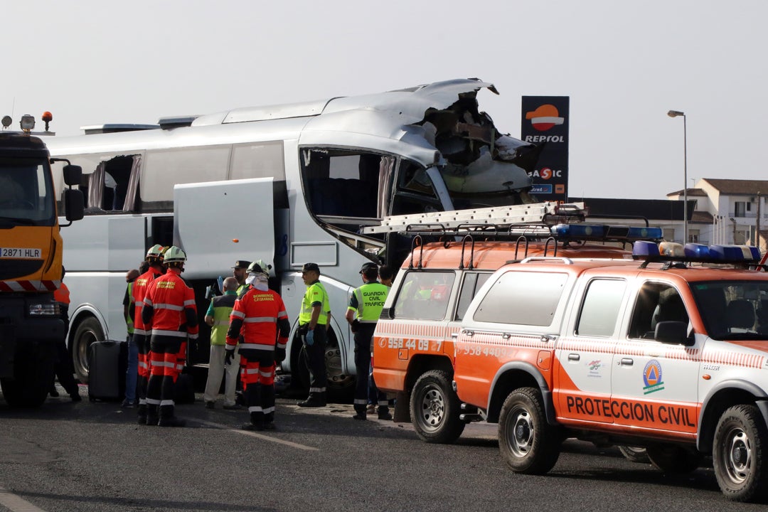 Un muerto y 35 heridos en una colisión de dos autobuses y un turismo en Granada Un muerto y 35 heridos en una colisión de dos autobuses y un turismo en Granada