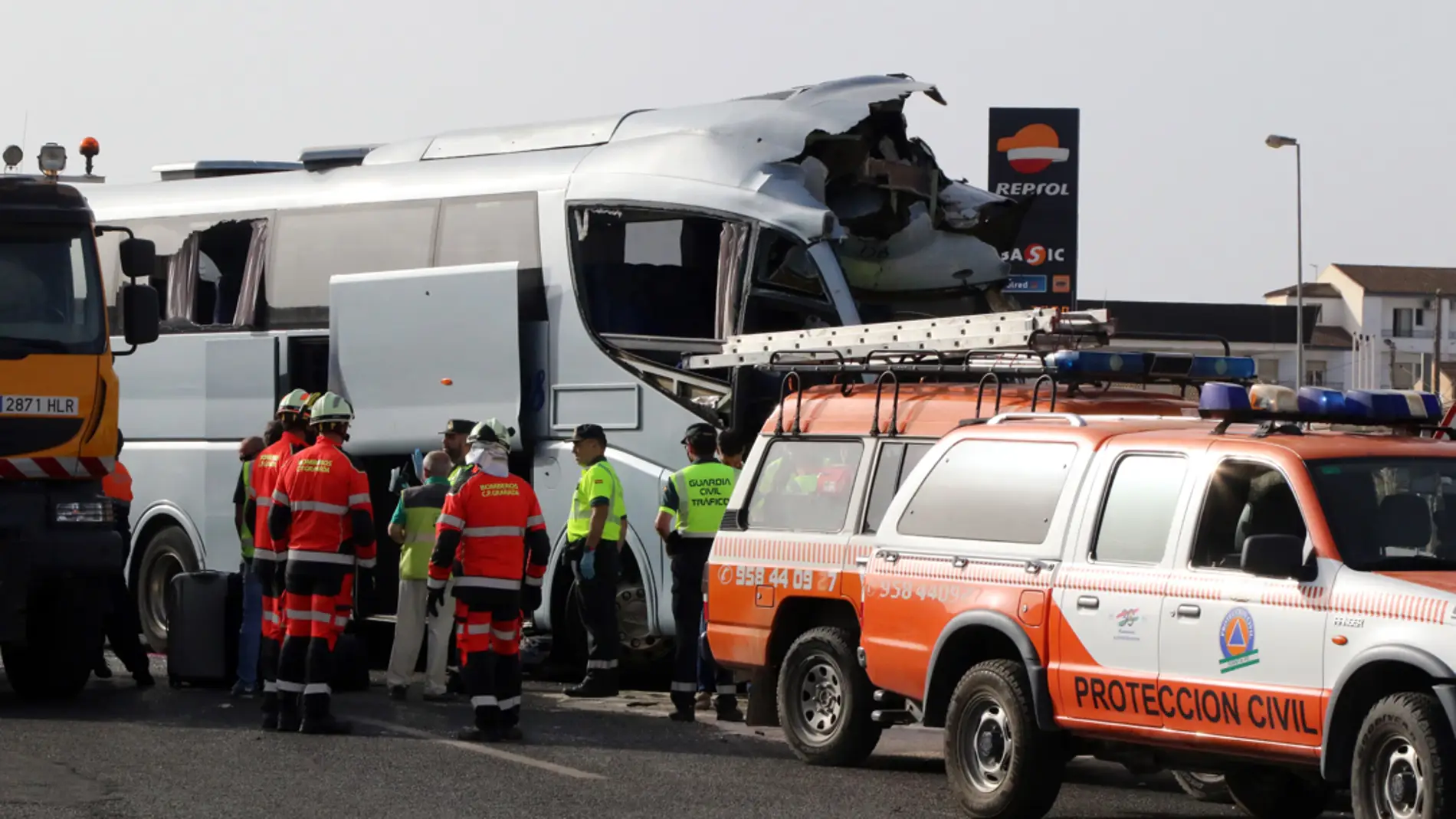 Accidente mortal en Granada: un muerto y 35 heridos en la colisión entre dos autobuses y un coche