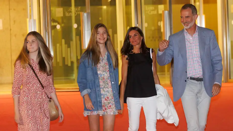 Los reyes de España y sus hijas, la princesa Leonor y la infanta Sofía Nadie del Govern acudirá a los premios Princesa de Girona, según el director de la Fundación