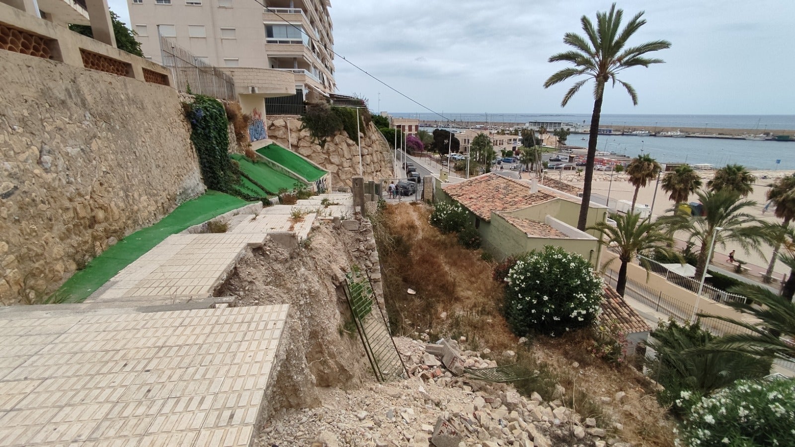 La Vila Joiosa inicia la reparación del muro de la bajada del Palasiet La Vila Joiosa inicia la reparación del muro de la bajada del Palasiet