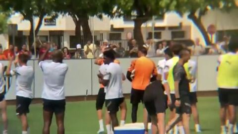Los futbolistas del Valencia aplauden a sus aficionados