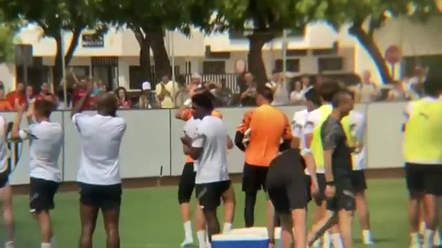 Los futbolistas del Valencia aplauden a sus aficionados Los futbolistas del Valencia aplauden a sus aficionados