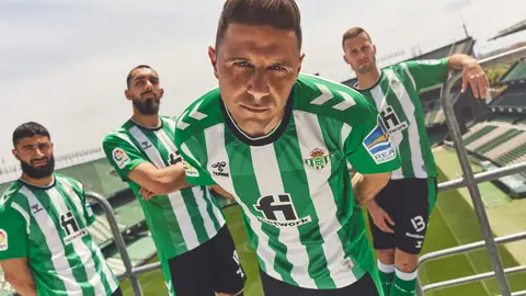Fekir, Borja Iglesias, Joaquín y Canales posan con la nueva equipación Hummel del Betis.