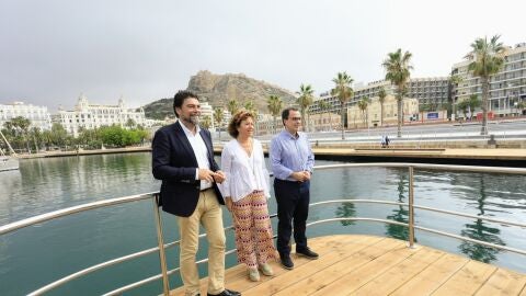 Luis Barcala, Josefina Bueno y Julián López en la nueva pasarela del muelle 4