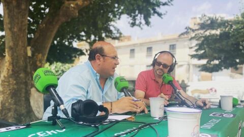 Jos&eacute; Robles (alcalde de G&uuml;&eacute;jar-Sierra) junto a Juan Andr&eacute;s Rej&oacute;n, locutor de M&aacute;s de uno Granada