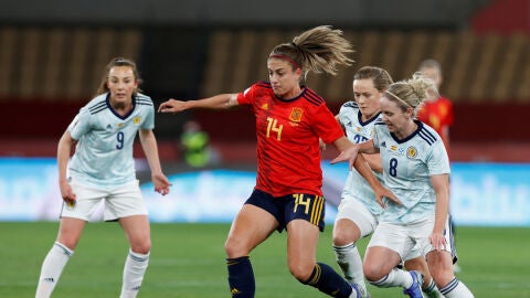 La centrocampista de la selecci&oacute;n espa&ntilde;ola Alexia Putellas (2i) durante el encuentro de clasificaci&oacute;n para el Mundial 2023
