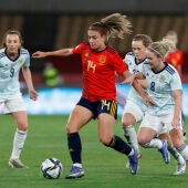 La centrocampista de la selección española Alexia Putellas (2i) durante el encuentro de clasificación para el Mundial 2023