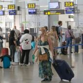 Viajeros en el aeropuerto de Málaga