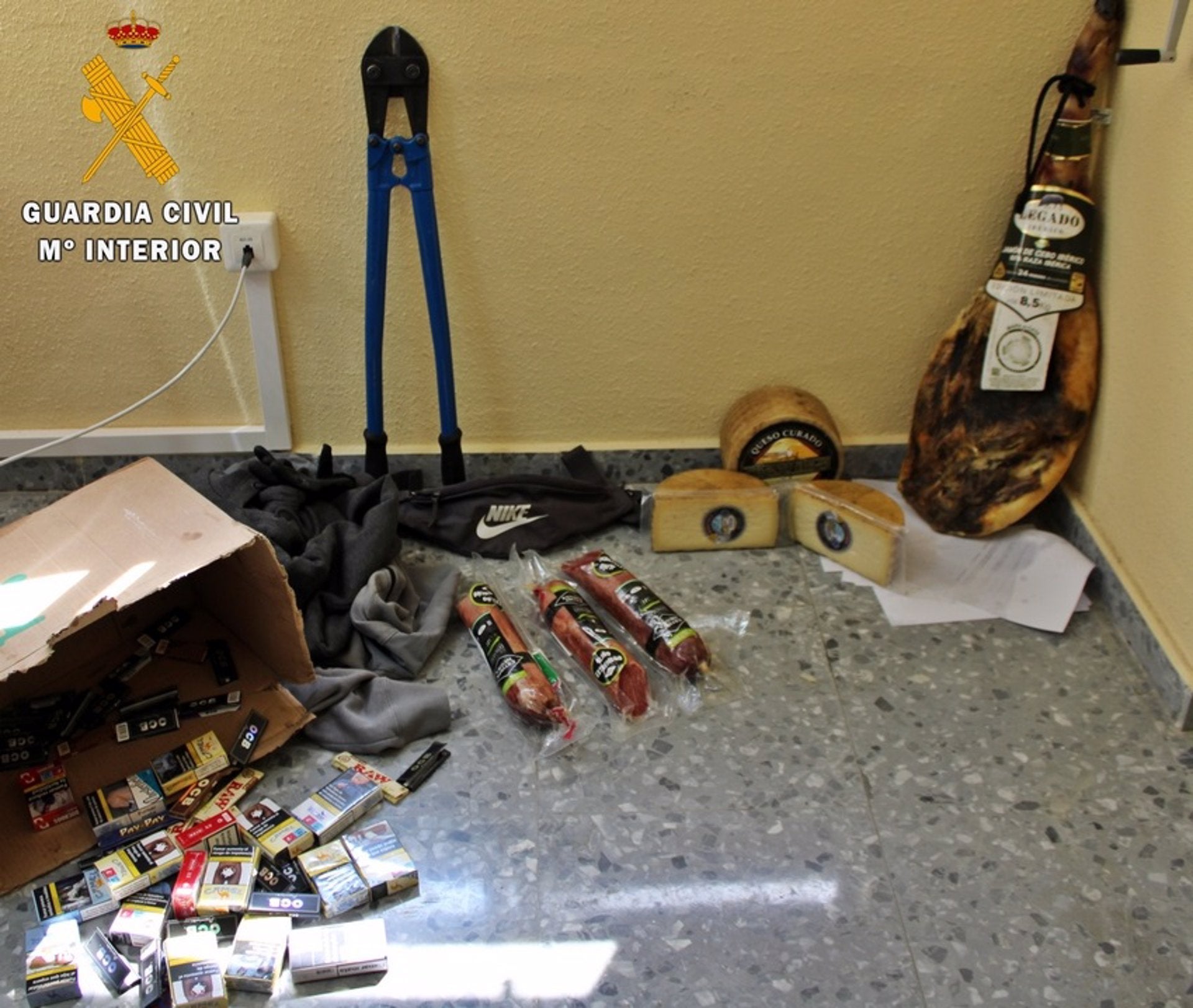 Detenidos dos integrantes de un grupo delictivo por robos en estancos, tiendas o supermercados en Extremadura Detenidos dos integrantes de un grupo delictivo por robos en estancos, tiendas o supermercados en Extremadura