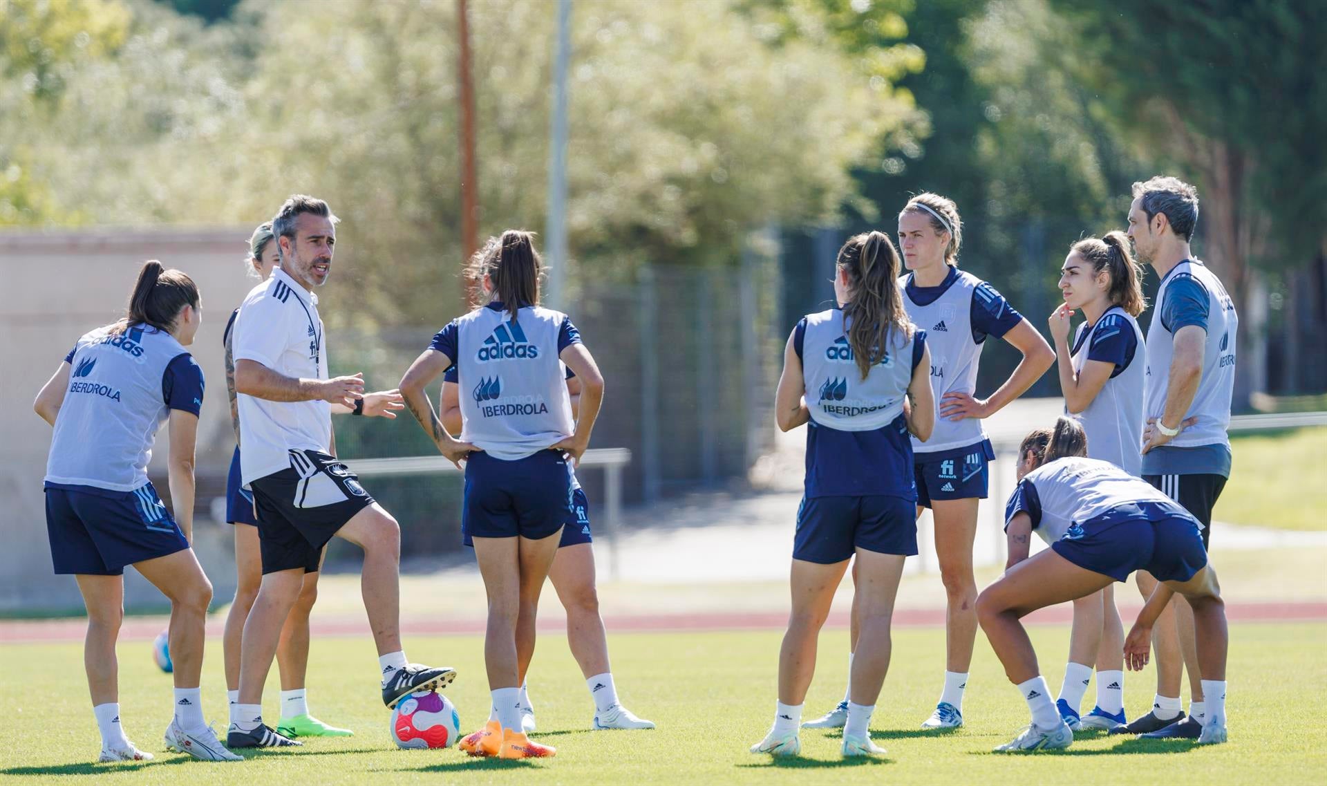 Ana Álvarez, directora de fútbol femenino de la RFEF: "Esto es muy grave, se ha sobrepasado una barrera" Ana Álvarez, directora de fútbol femenino de la RFEF: "Esto es muy grave, se ha sobrepasado una barrera"