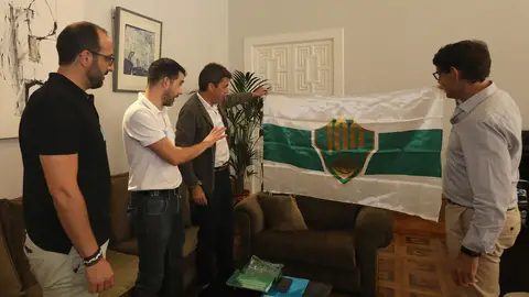El presidente de la Diputación de Alicante recibe a miembros de la Federación de Peñas del Elche CF. El presidente de la Diputación de Alicante recibe a miembros de la Federación de Peñas del Elche CF.