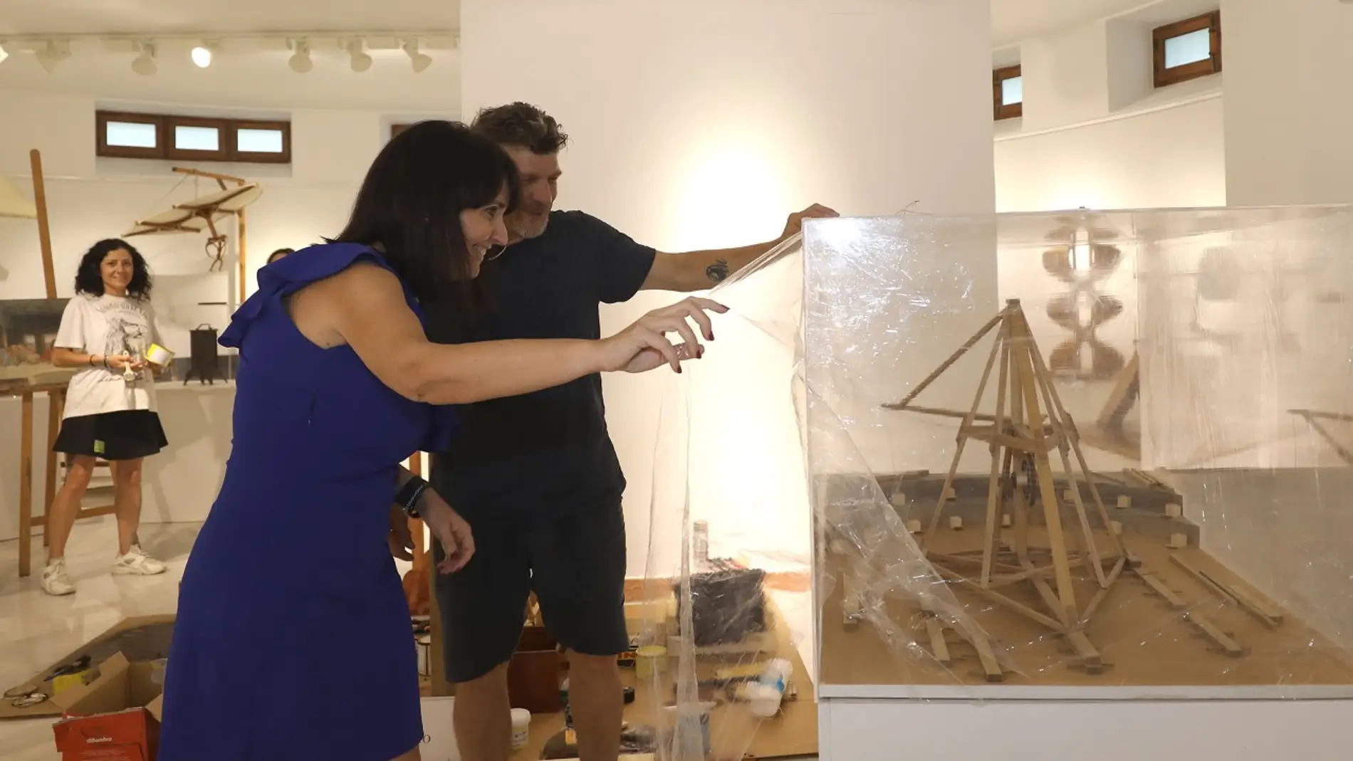 Julia Parra en el montaje de la exposición sobre Leonardo Da Vinci