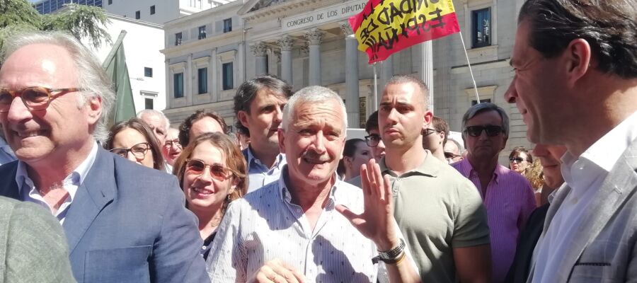José Antonio Ortega Lara en un momento de la concentración frente al Congreso 