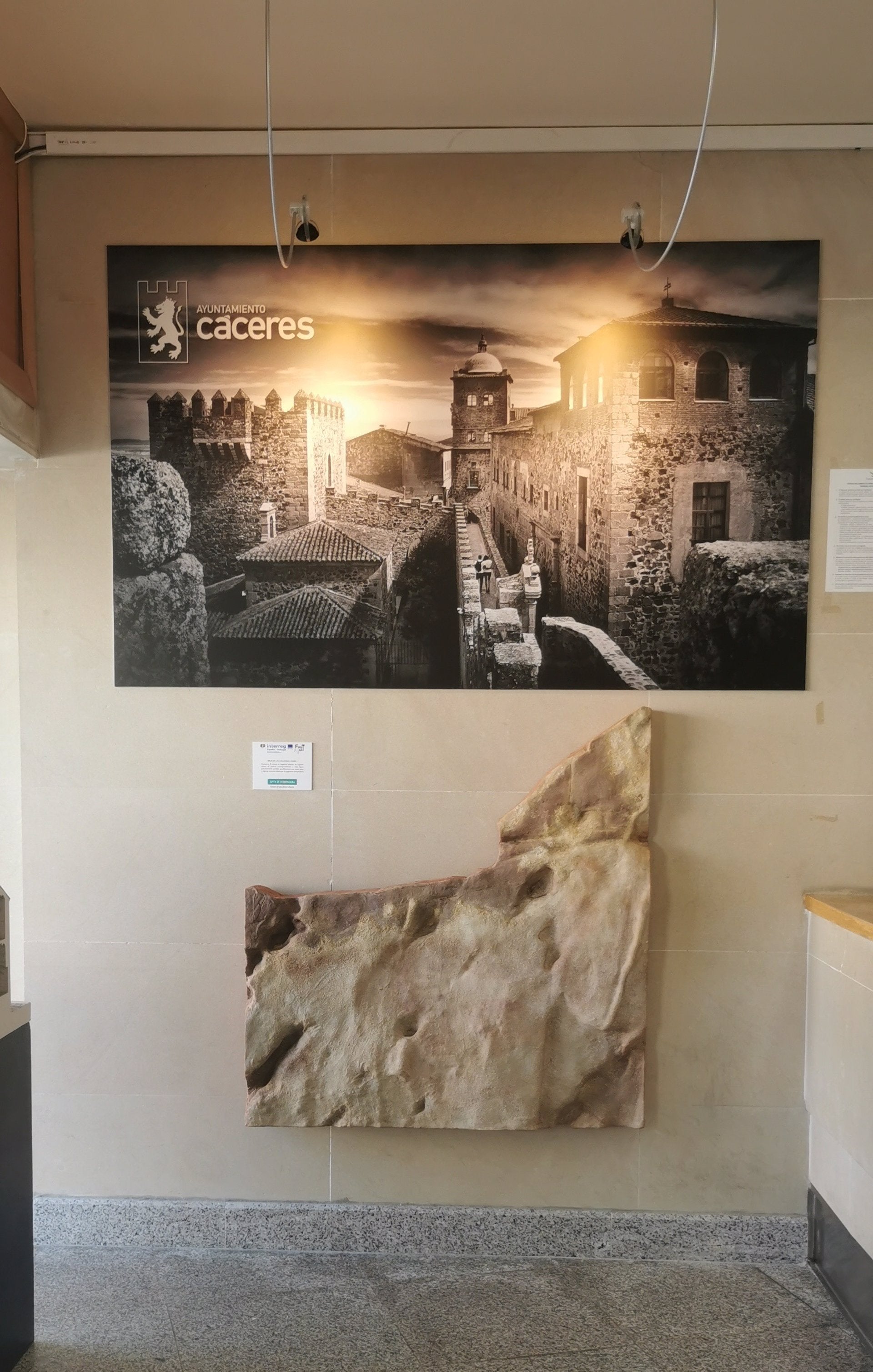 Réplicas de algunos fragmentos de lienzos y paneles de la Cueva de Maltravieso se exponen en edificios de Cáceres Réplicas de algunos fragmentos de lienzos y paneles de la Cueva de Maltravieso se exponen en edificios de Cáceres