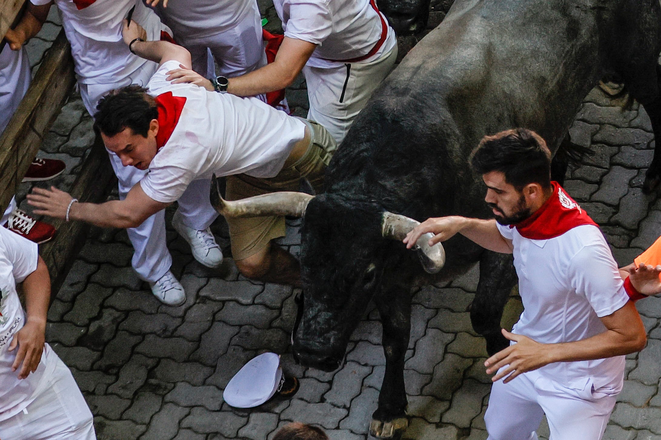Multitudinario y rápido encierro de San Fermín con dos heridos por asta de toro Multitudinario y rápido encierro de San Fermín con dos heridos por asta de toro