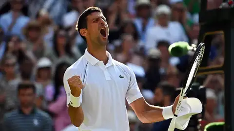 Djokovic celebra su victoria en Wimbledon.