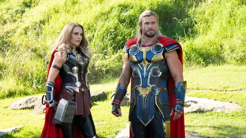 Natalie Portman y Chris Hemsworth en una imagen promocional de 'Thor, love and thunder' Natalie Portman y Chris Hemsworth en una imagen promocional de 'Thor, love and thunder'