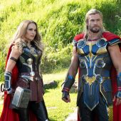 Natalie Portman y Chris Hemsworth en una imagen promocional de 'Thor, love and thunder'