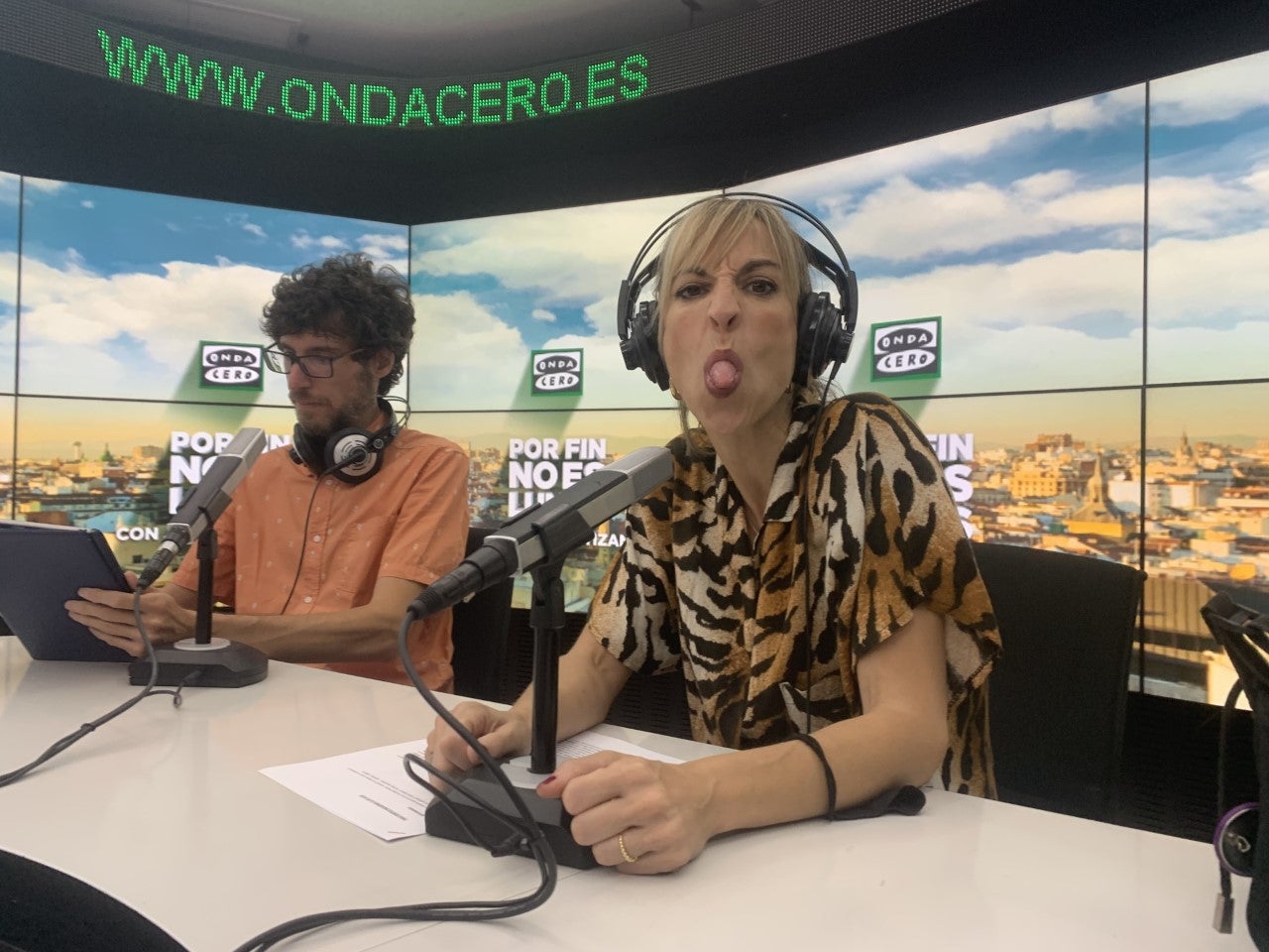 Rebeca Marín: "Lo del Constitucional es como una telenovela turca, sólo que al final nadie va a acabar chingando" Rebeca Marín: "Lo del Constitucional es como una telenovela turca, sólo que al final nadie va a acabar chingando"