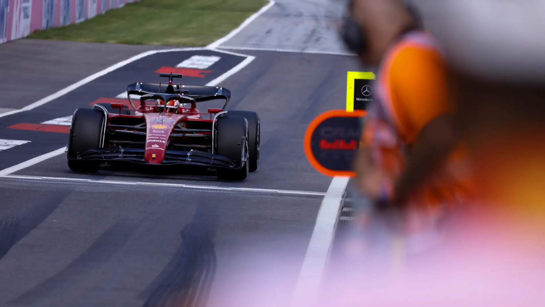 Leclerc salva el día para Ferrari en casa de Red Bull y Sainz abandona; Alonso termina décimo
