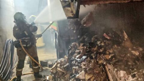 Incendio de un camión de recogida de residuos Incendio de un camión de recogida de residuos