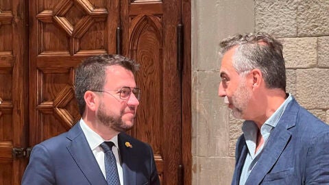 Pere Aragon&egrave;s charla con Carlos Alsina en un momento previo a la entrevista en 'M&aacute;s de uno'