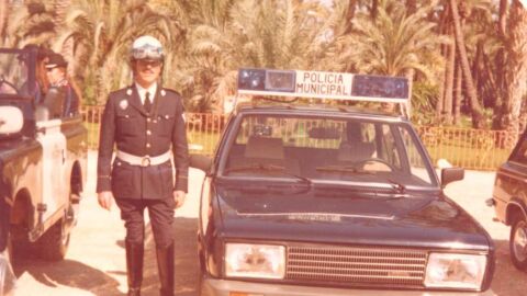 Agente de la unidad de Atestados de la Policía Local de Elche de 1979. Agente de la unidad de Atestados de la Policía Local de Elche de 1979.