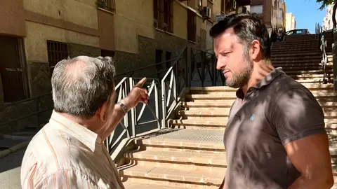 Pablo Ruz, presidente del Partido Popular de Elche, con un vecino de Porfirio Pascual Pablo Ruz, presidente del Partido Popular de Elche, con un vecino de Porfirio Pascual