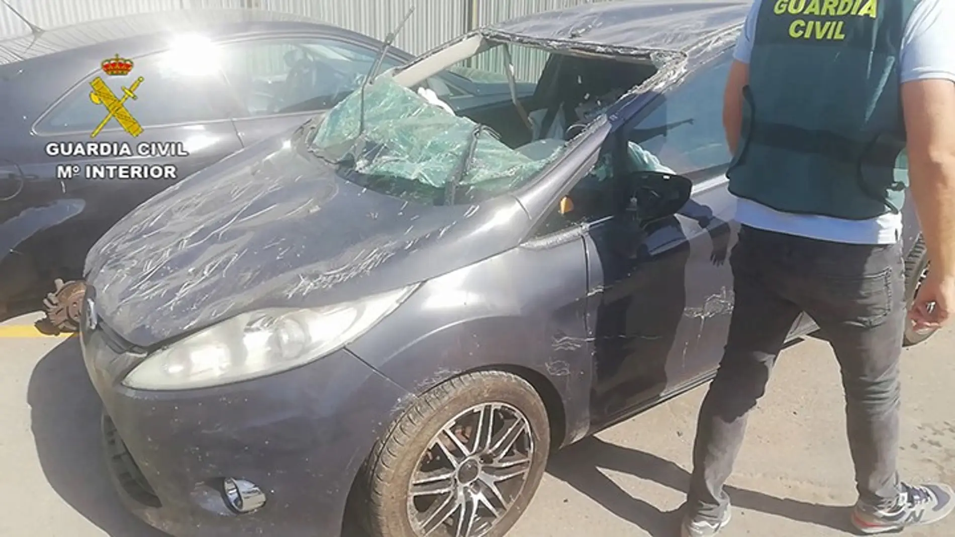 Vehículo robado por el detenido por la Guardia Civil tras sufrir el accidente que lo ha dejado inservible. 