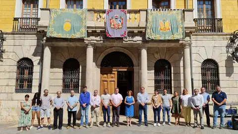Concentración a las puertas del ayuntamiento de Teruel 