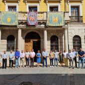 Concentración a las puertas del ayuntamiento de Teruel 