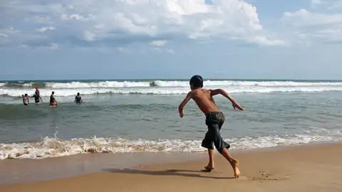 Imagen de archivo de un chico corriendo hacia el mar