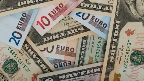 Imagen de archivo que muestra billetes de euro y de dólar