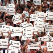 Miles de personas se manifiestan para pedir la libertad de Miguel Angel Blanco un día antes de su asesinato en 1997