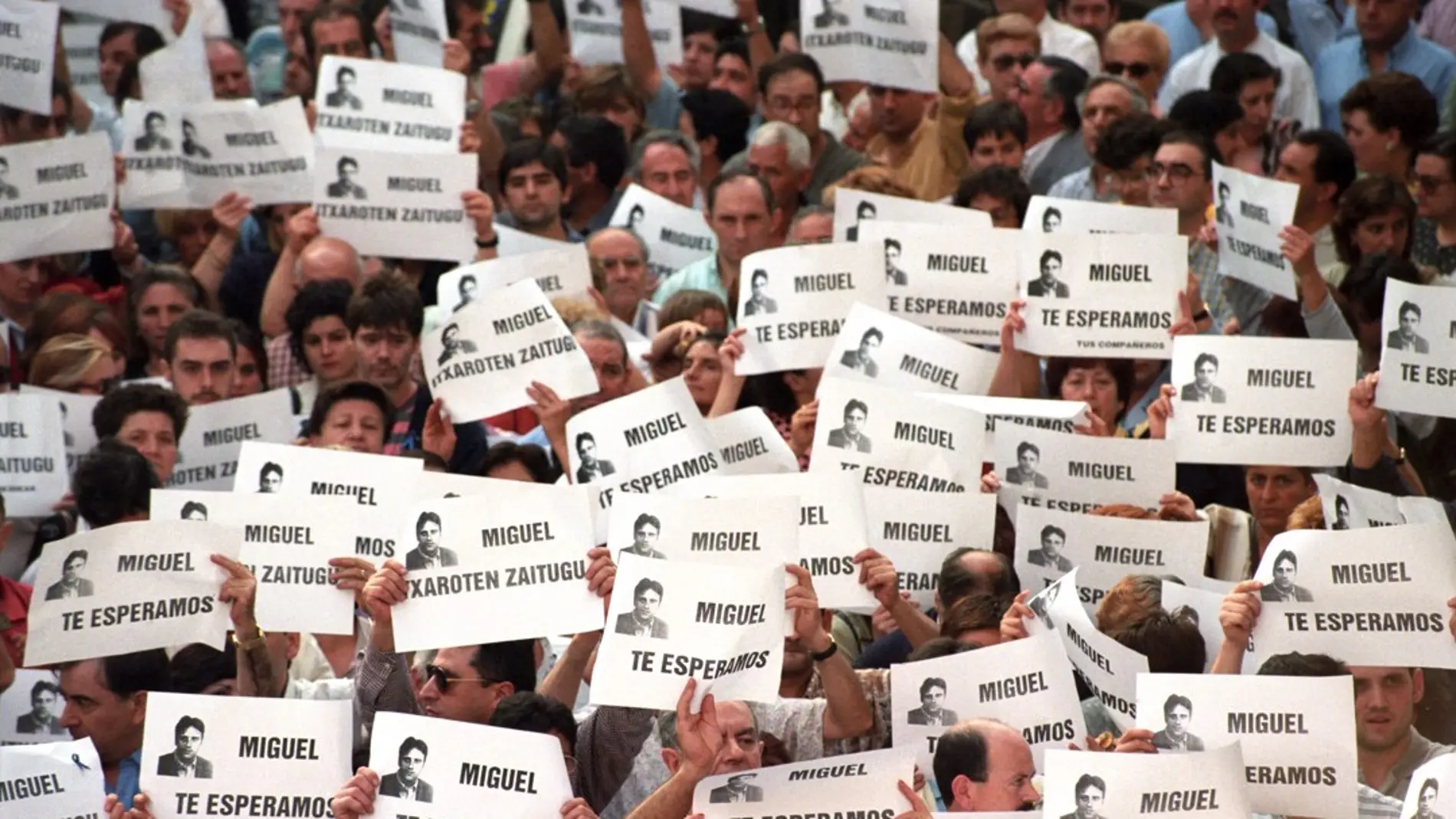 Miles de personas se manifiestan para pedir la libertad de Miguel Angel Blanco un día antes de su asesinato en 1997