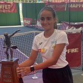 Charo Esquiva campeona de España en individual y dobles junto a Marta Picó