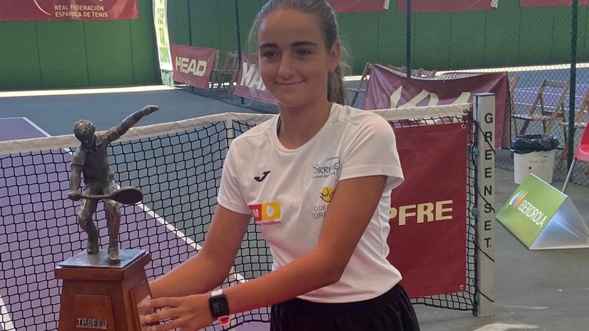 Charo Esquiva campeona de España en individual y dobles junto a Marta Picó