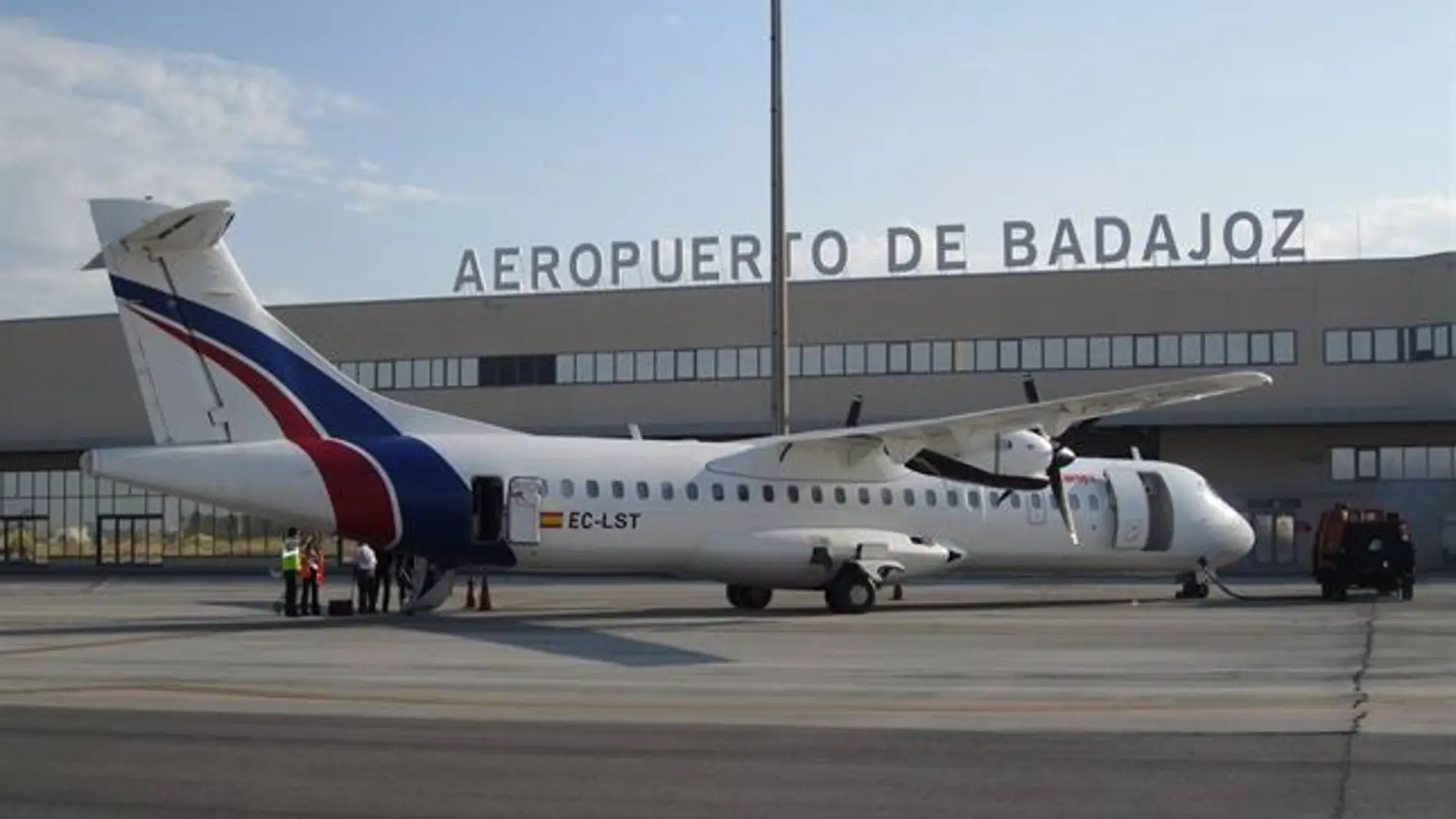 El Aeropuerto de Badajoz recupera los vuelos semanales a Madrid y Barcelona