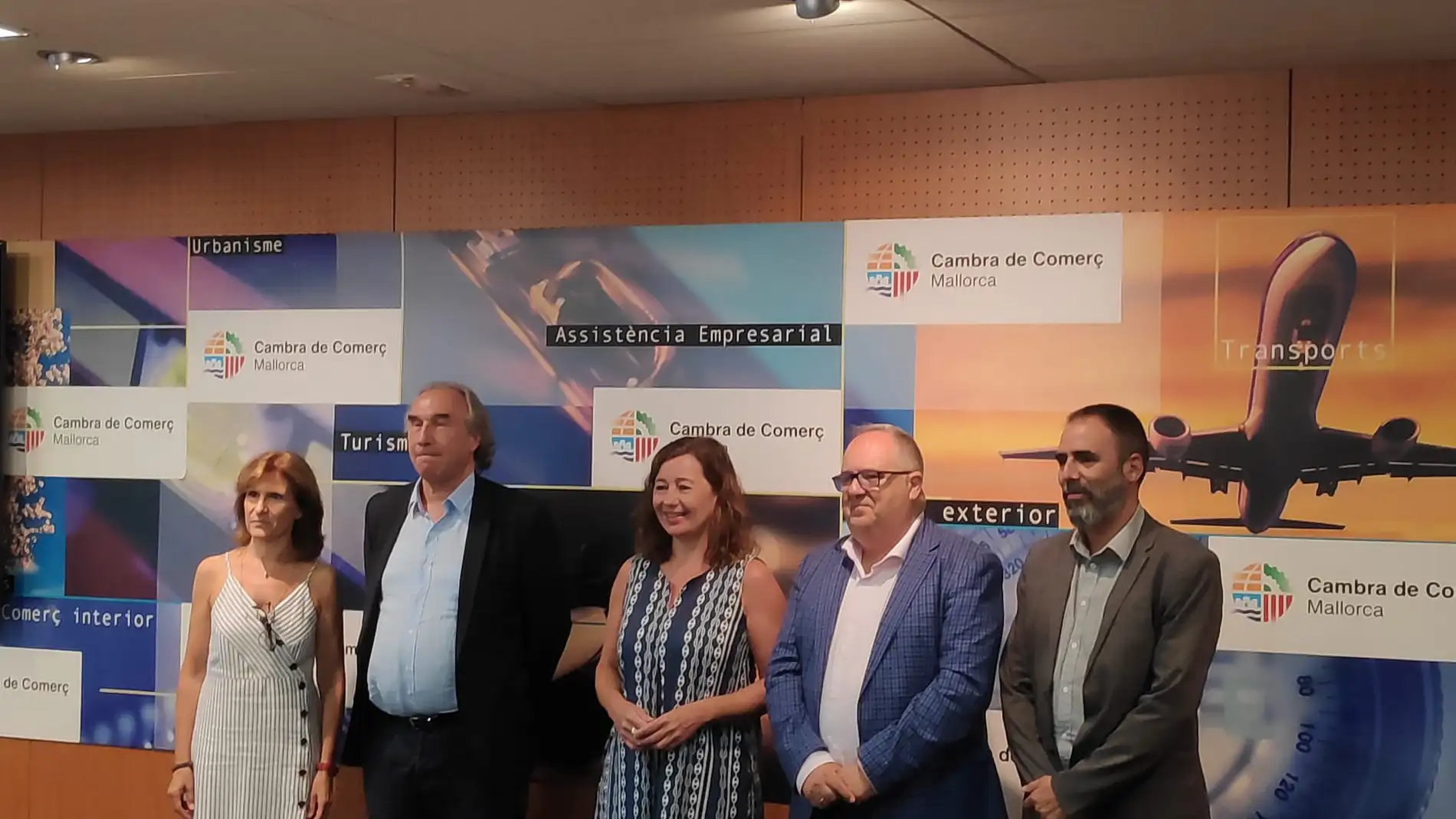 Armengol asegura que el Govern trabaja en "cómo poder hacer más asequible el transporte público en Baleares"