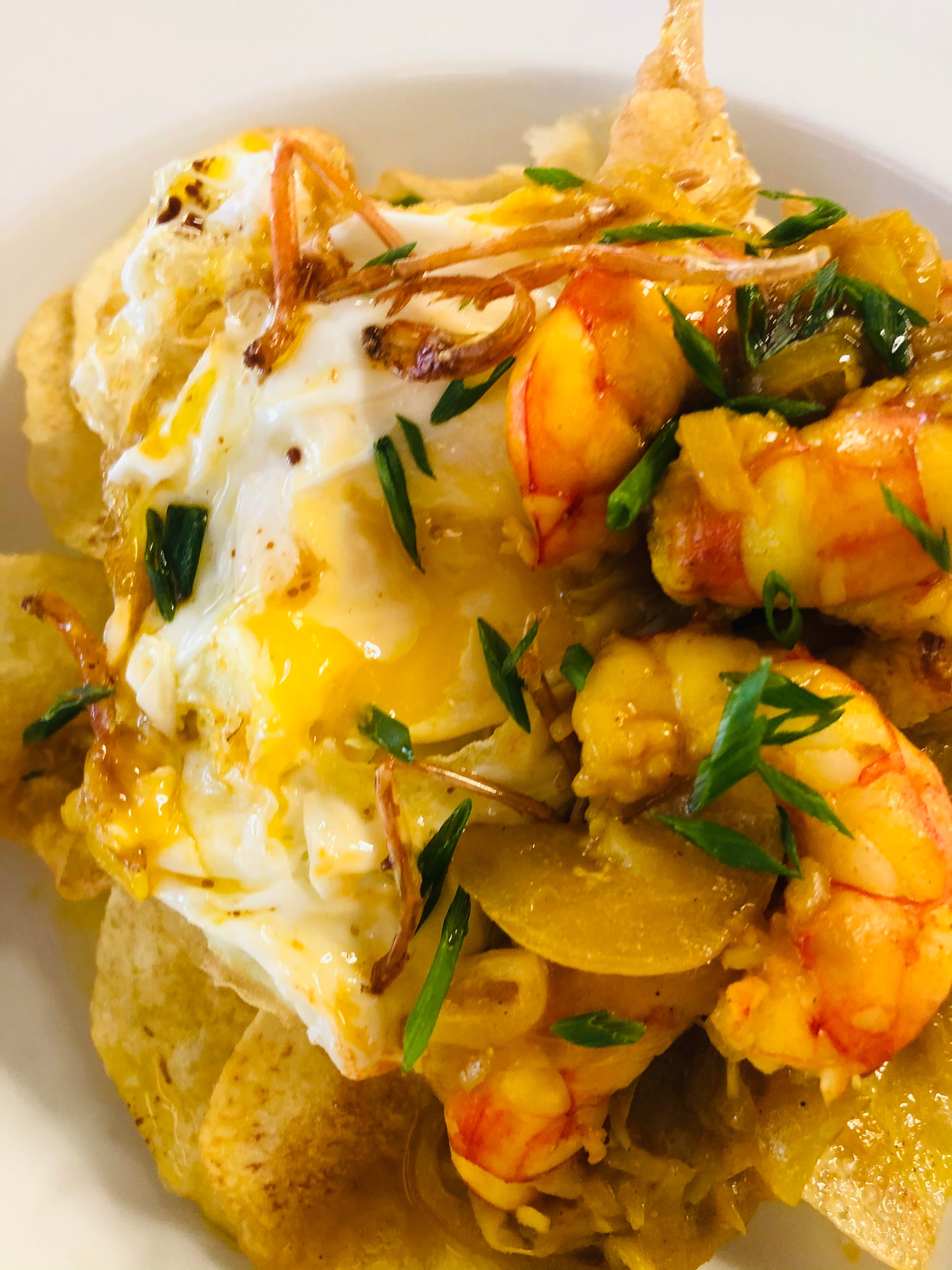 Huevos con gambones encebollados Huevos con gambones encebollados