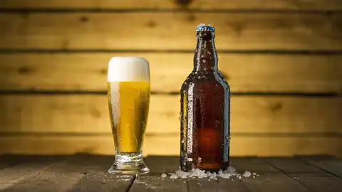 El truco para enfriar la cerveza en solo tres minutos sin necesidad de congelador